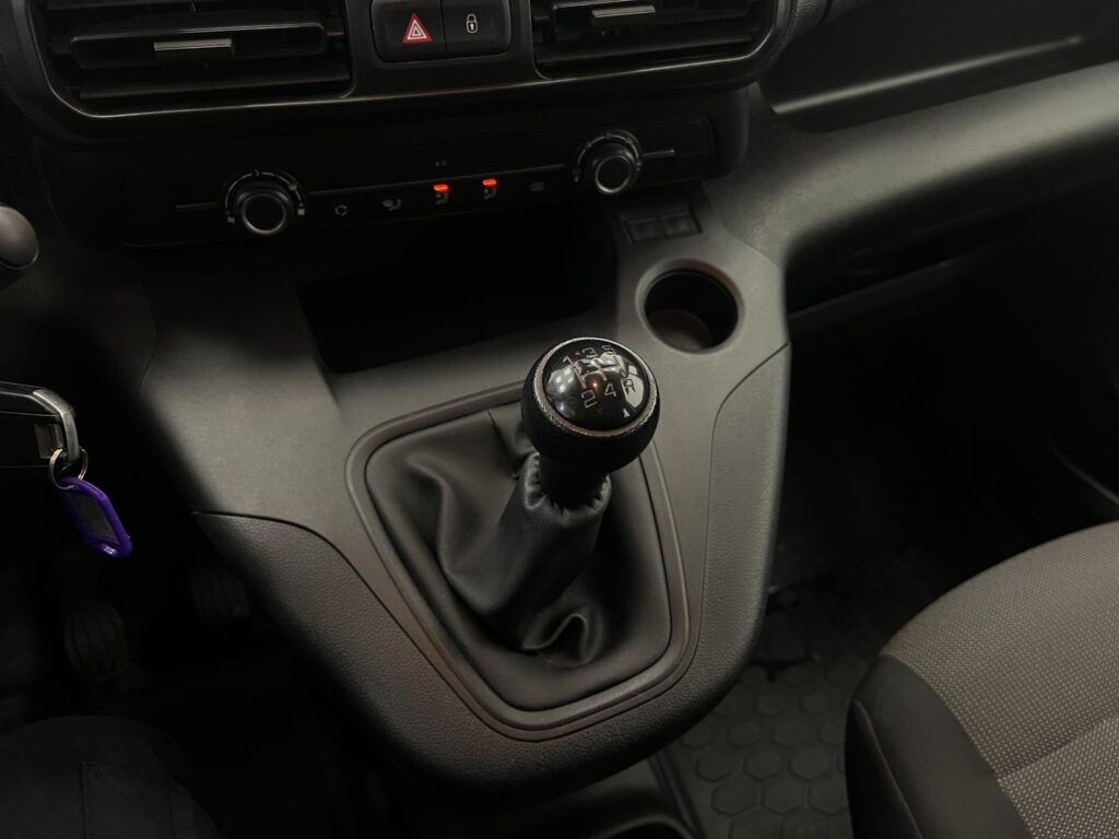 VR3EFYHYCMJ745750_21_converted