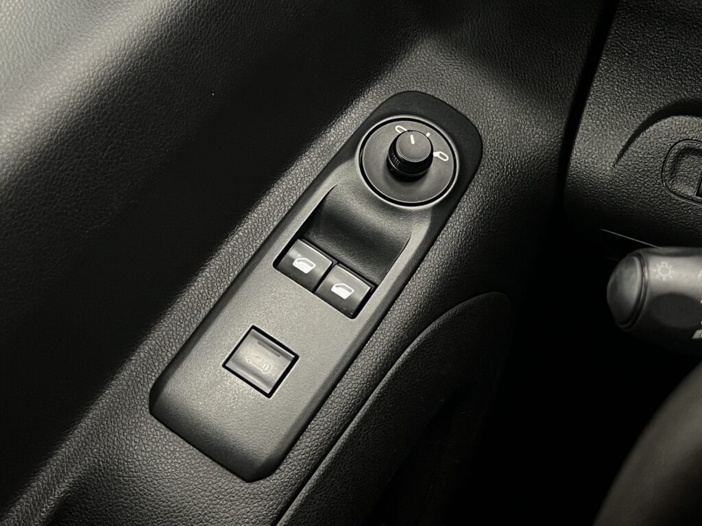 VR3EFYHYCMJ745750_25_converted