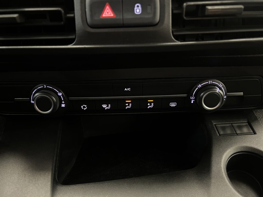 VR3EFYHYCMJ745750_27_converted